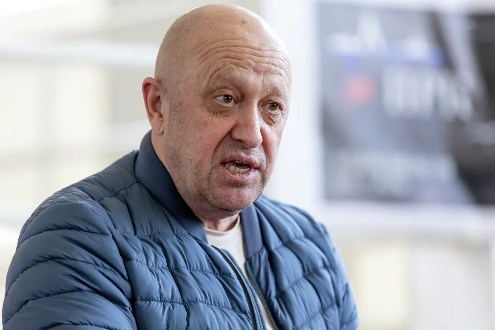 Проржавевшее авто Евгения Пригожина заметили во дворе отеля в Петербурге
