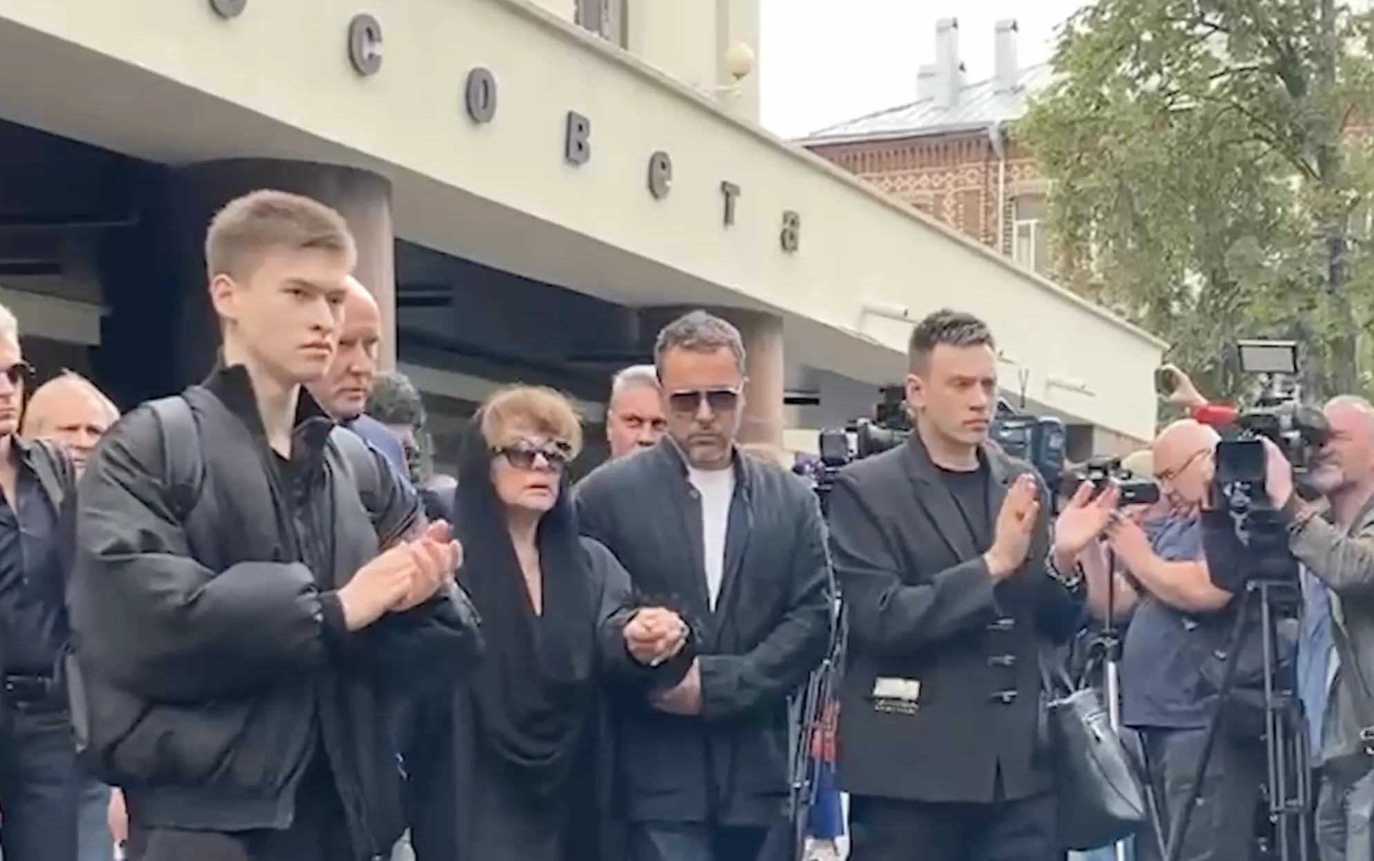 Вели под руки за гробом: Дочери Талызиной стало плохо на похоронах матери