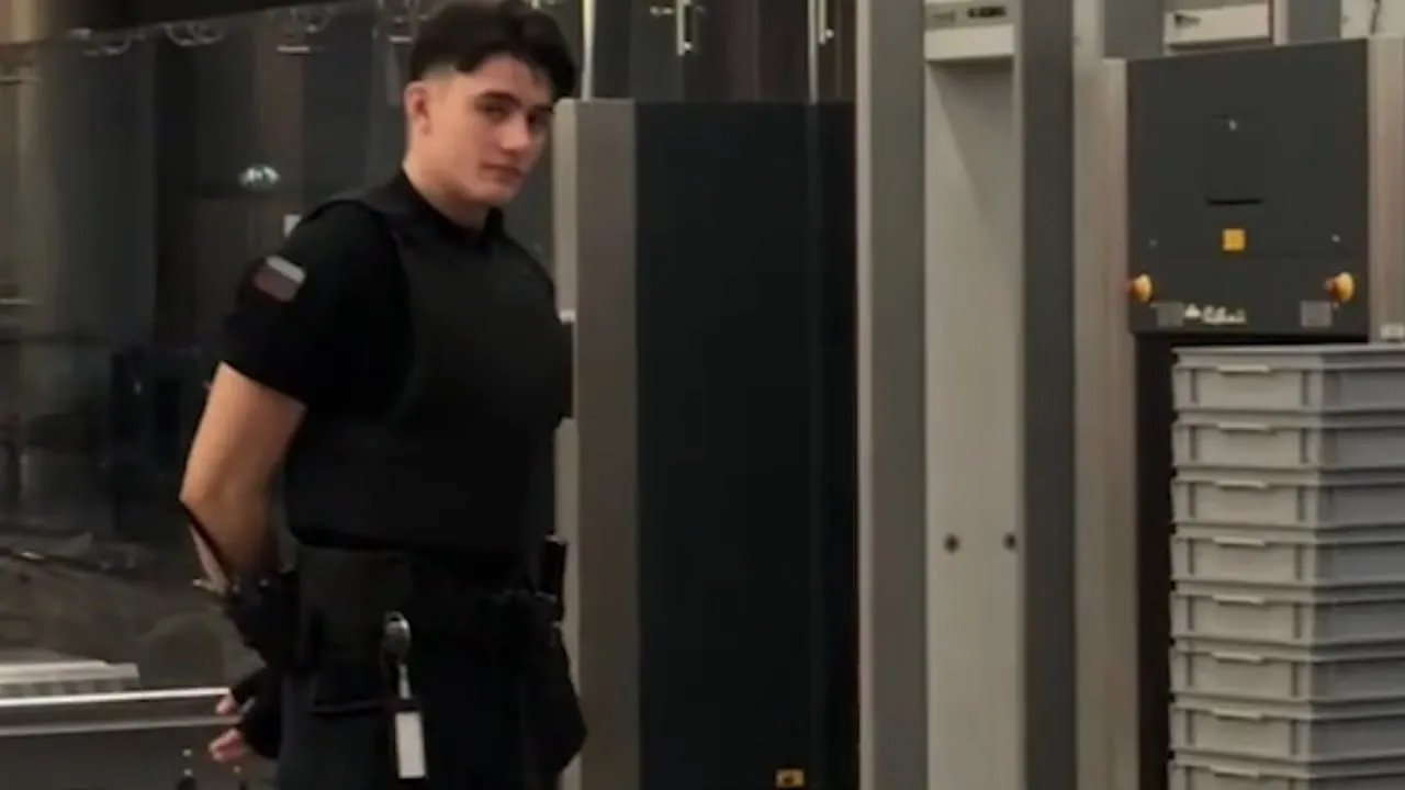 Пора в модельное! Охранник из аэропорта Внуково стал новым крашем россиянок
