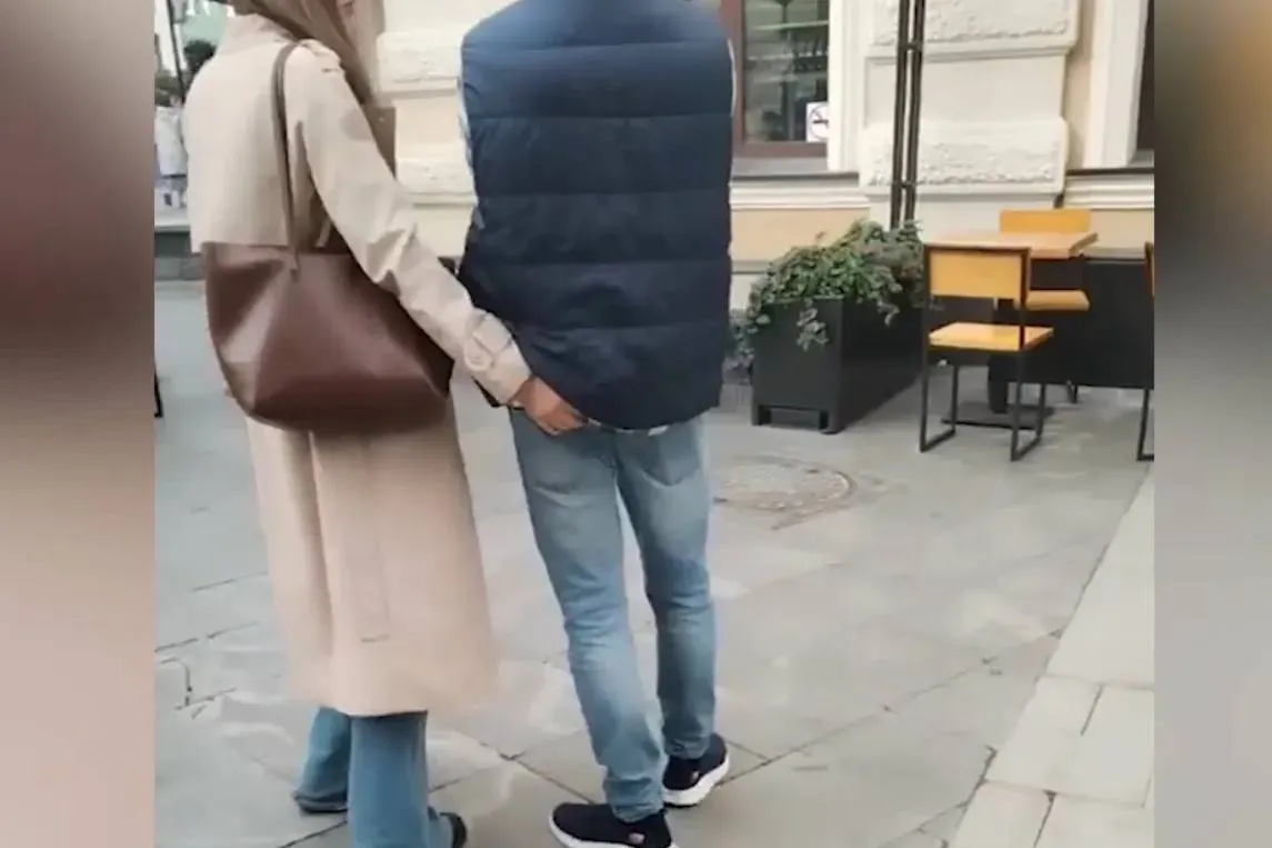 Ученицы Лесли домогались до мужчин в центре Москвы по его заданию