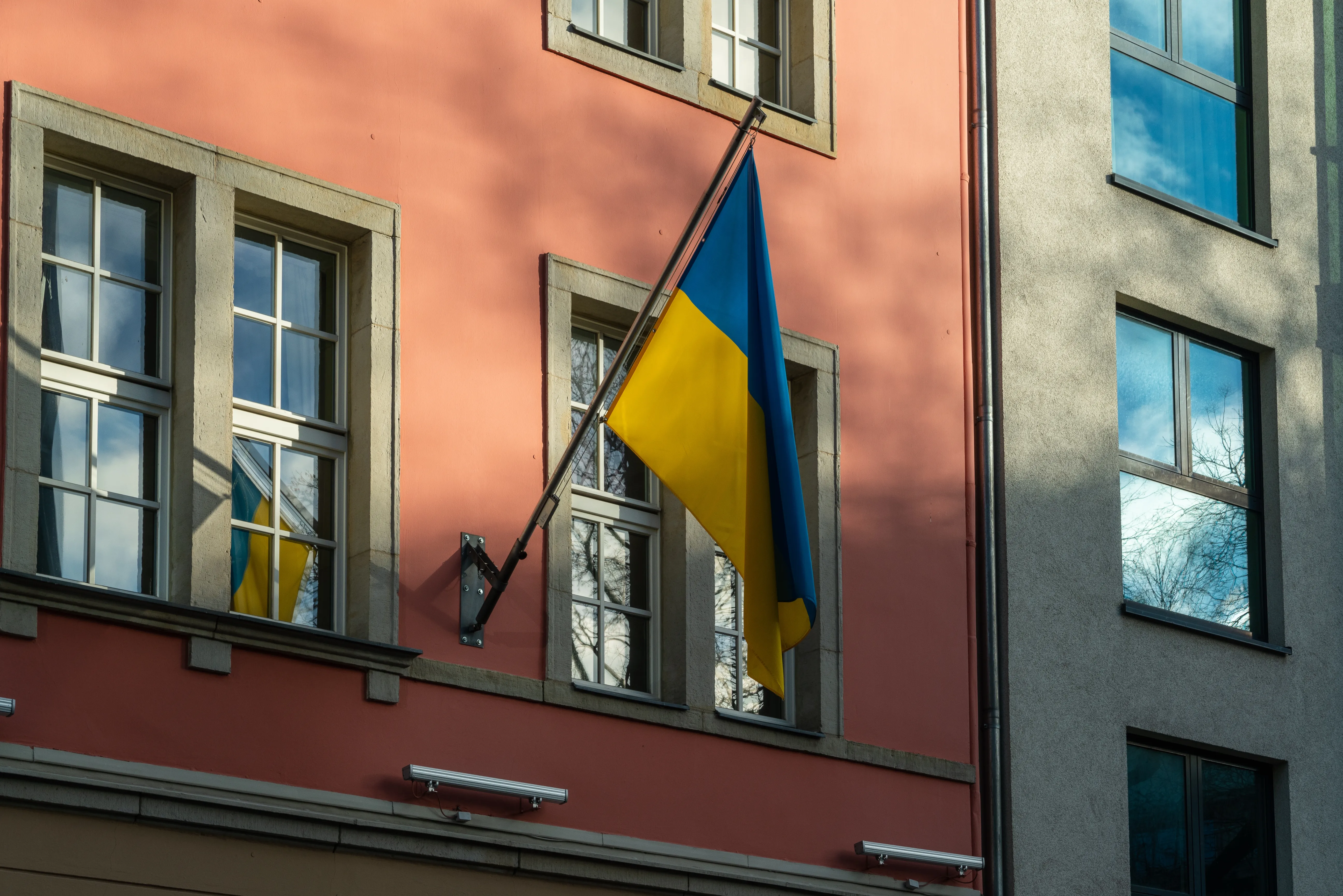 Флаг Украины сорвали и выкинули со здания муниципального совета болгарской столицы