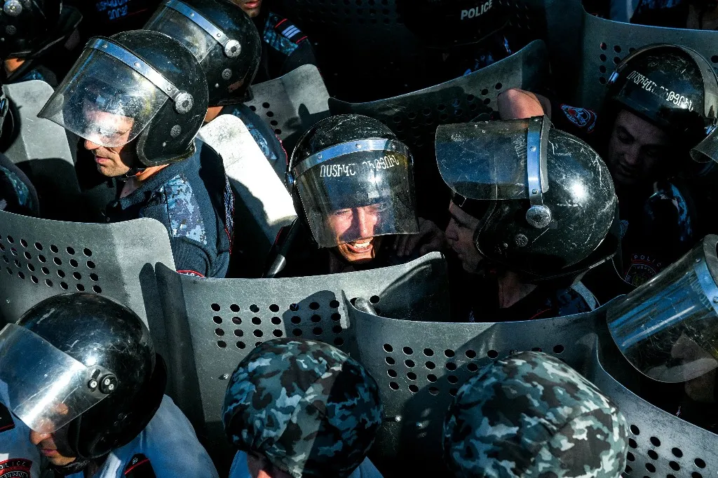 Сотрудники СНБ Армении ворвались на территорию резиденции Католикоса