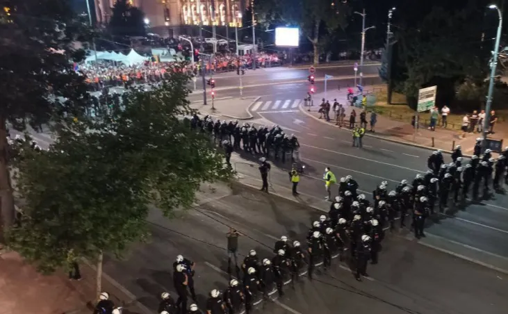 «Запомни это, Сербия»: Протестующие в Белграде призвали к гражданской войне