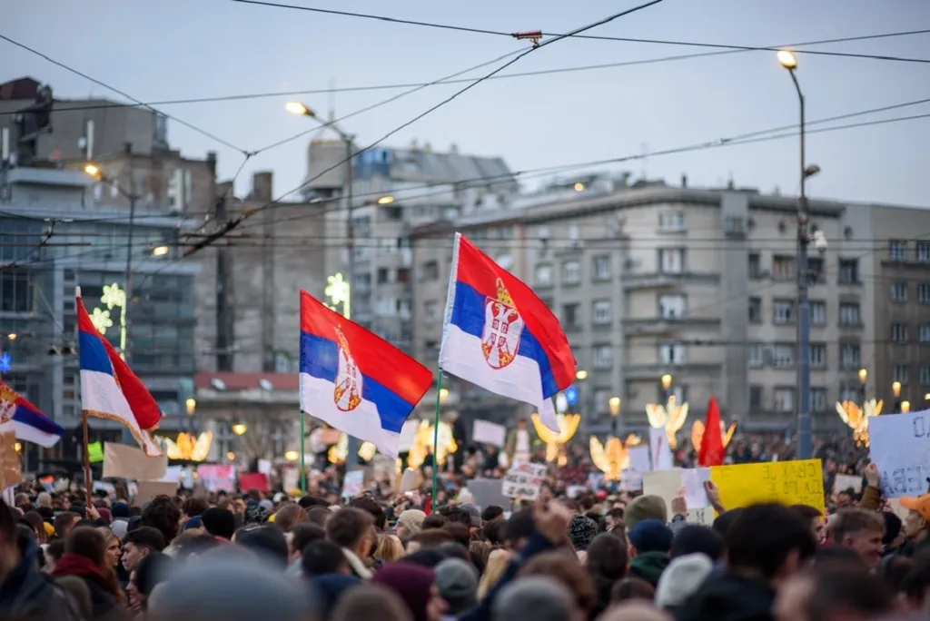 В Белграде начались столкновения между протестующими и полицией