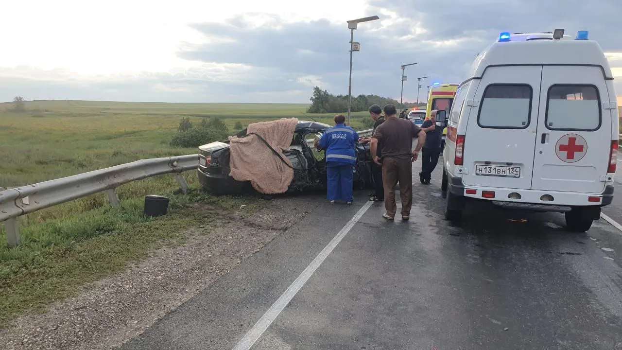 Двое детей погибли в массовом ДТП с фурами под Волгоградом