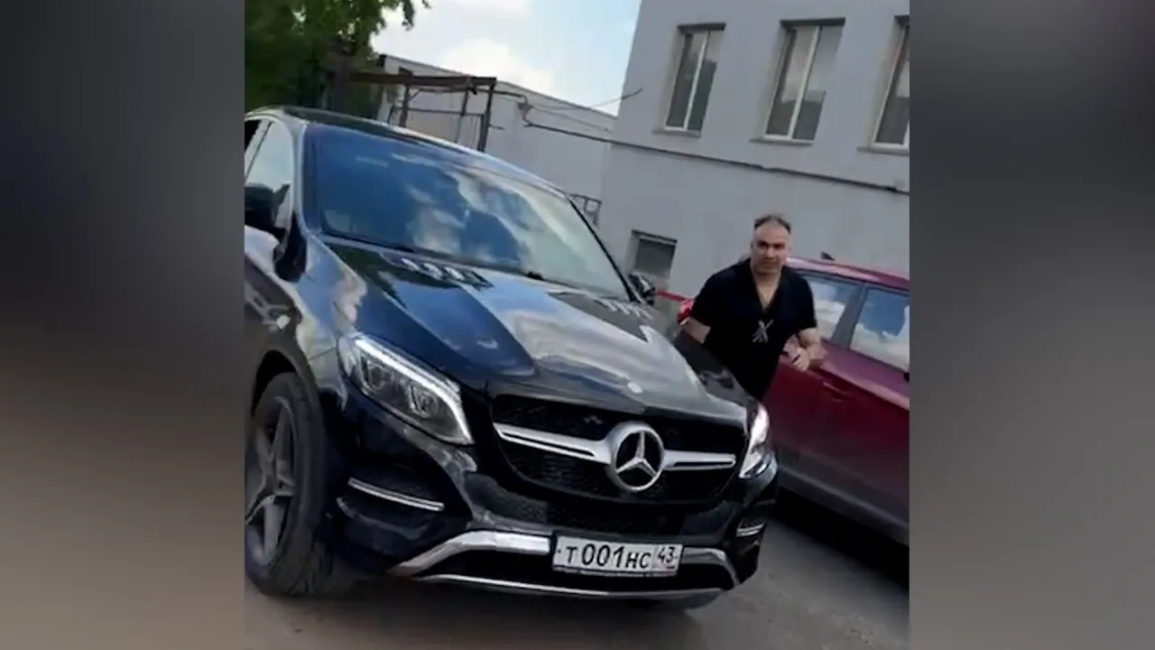 «Жирная мразь!» Кировский экс-депутат чуть не проломил «автохамке» череп под рыдания её дочки