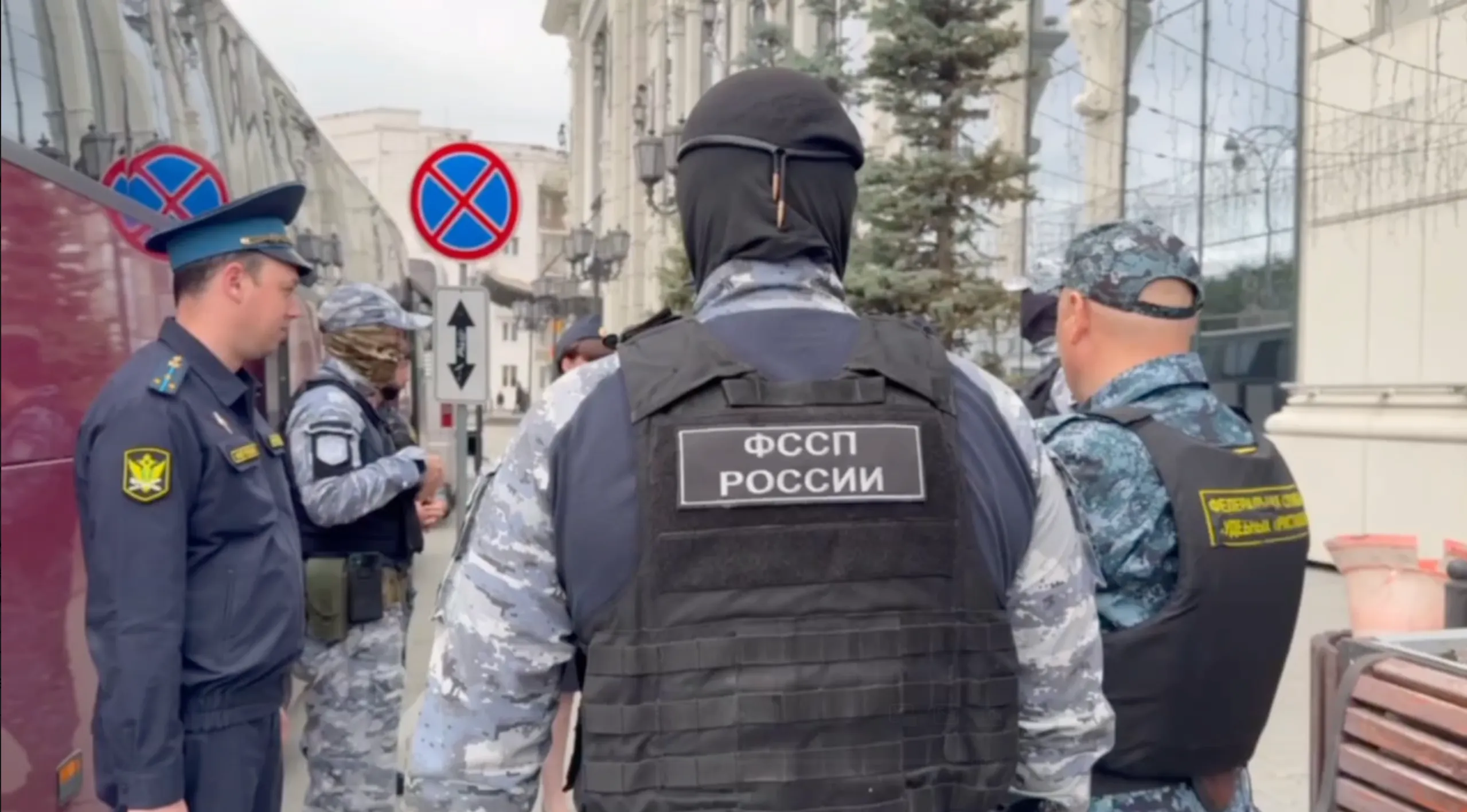 Двери опечатаны, входа нет: В Екатеринбурге закрыли самый крупный ТРЦ