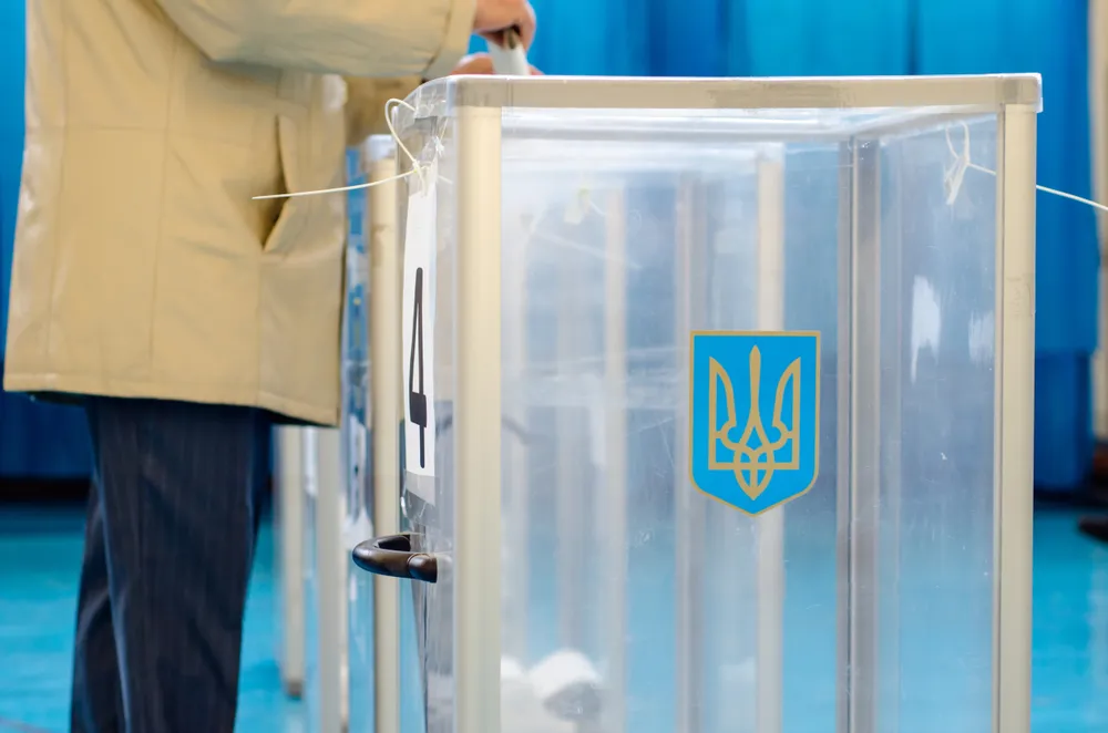 «Неудобный» электорат: Киев захотел отрезать украинцев из Европы от голосования на выборах