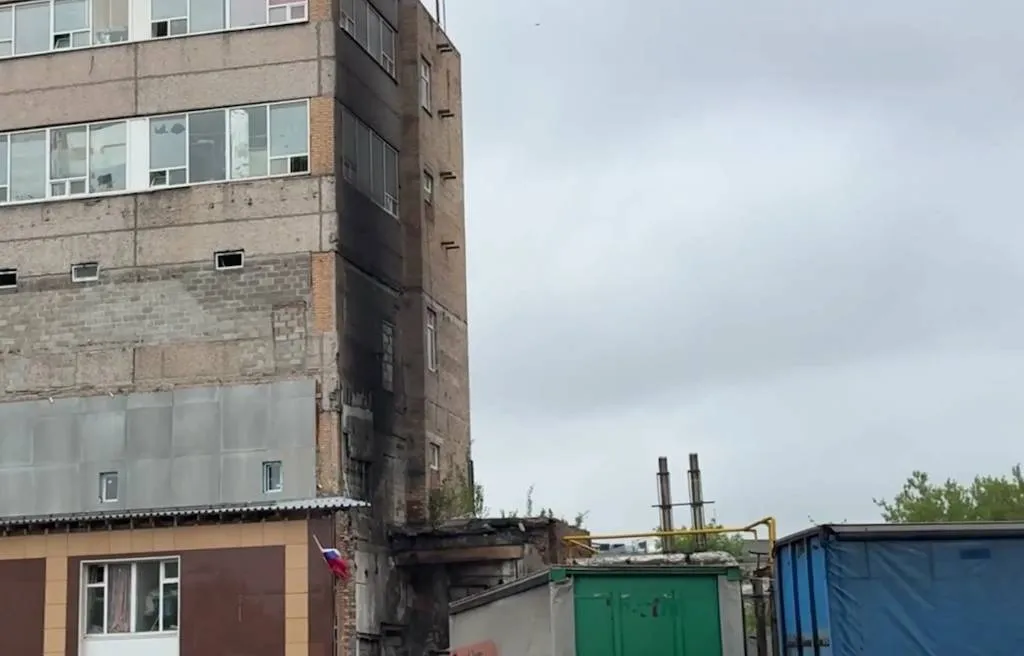 Сажа и выбитые окна: Life.ru публикует видео с места взрыва около хостела в Москве