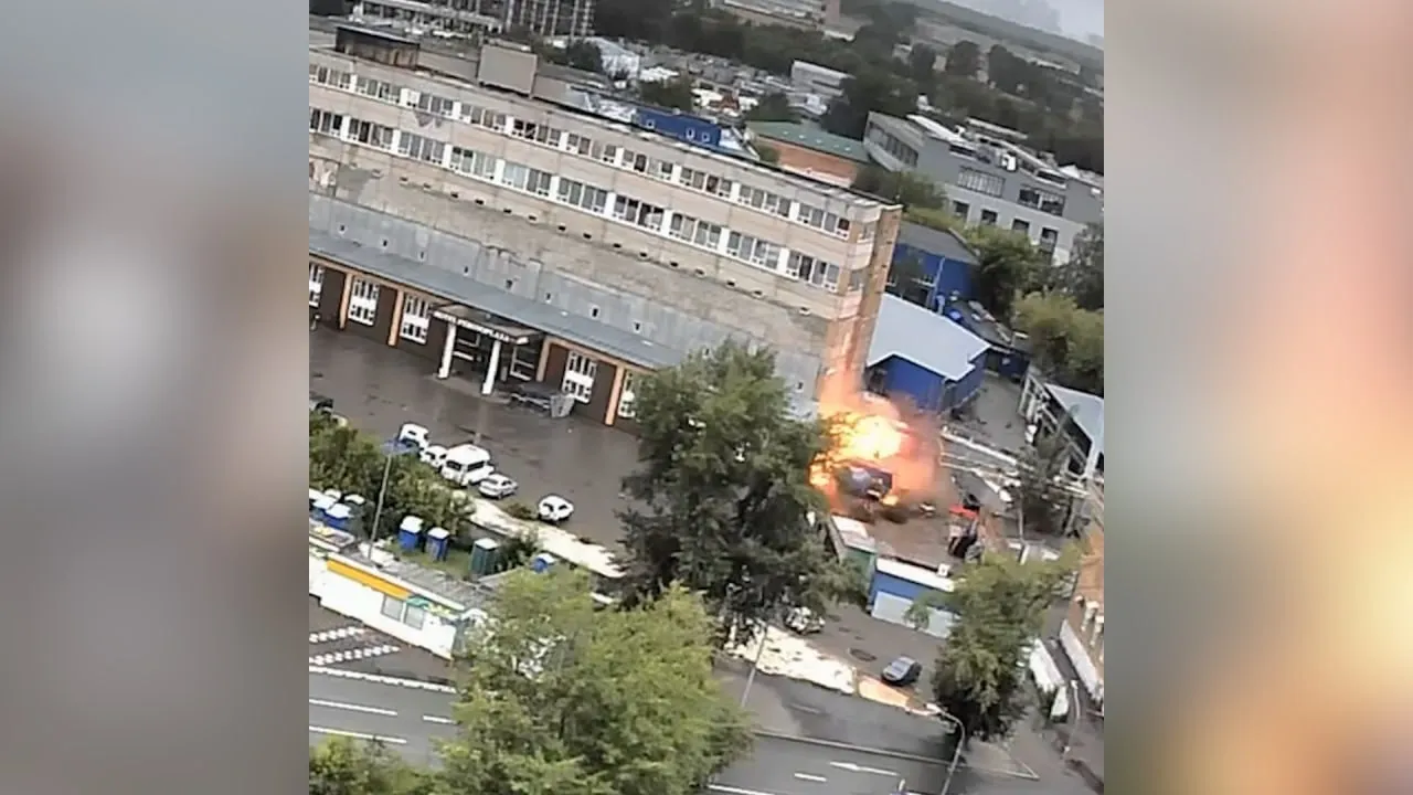 Момент взрыва около хостела в Москве попал на видео