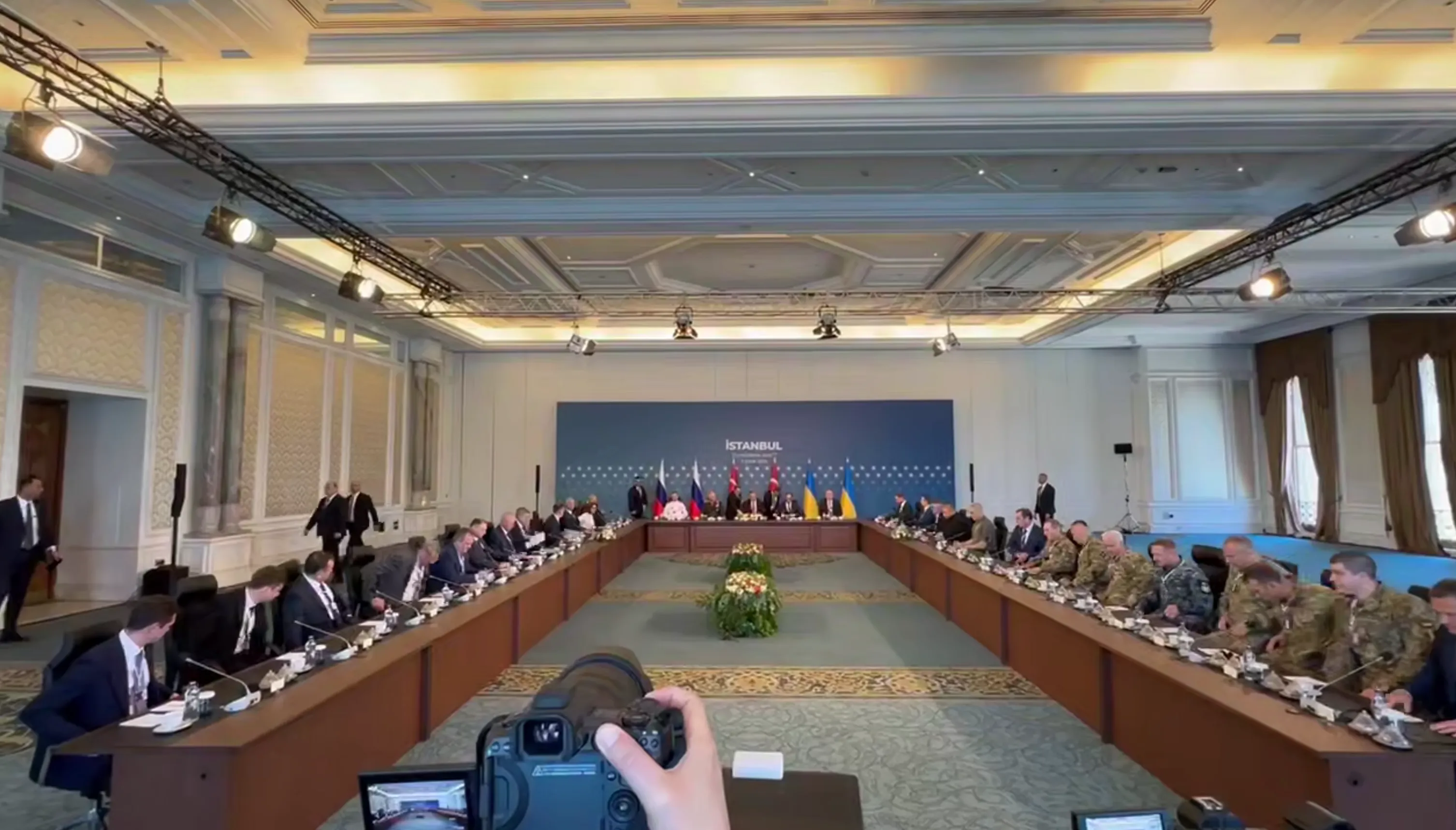 Песков: Сроки новых переговоров в Стамбуле выберут после изучения меморандумов