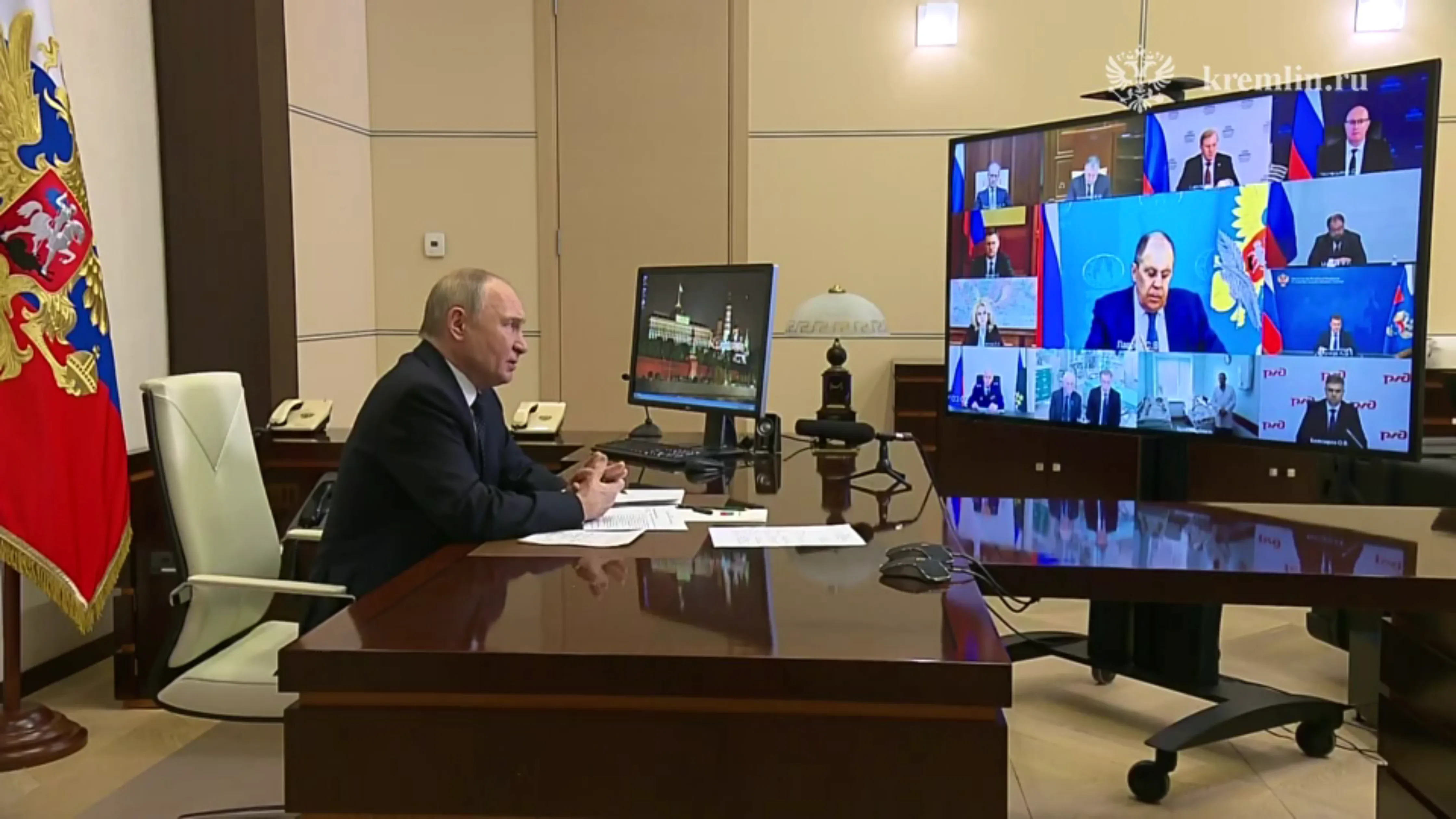 Путин проводит рабочее совещание с членами кабмина по видеосвязи