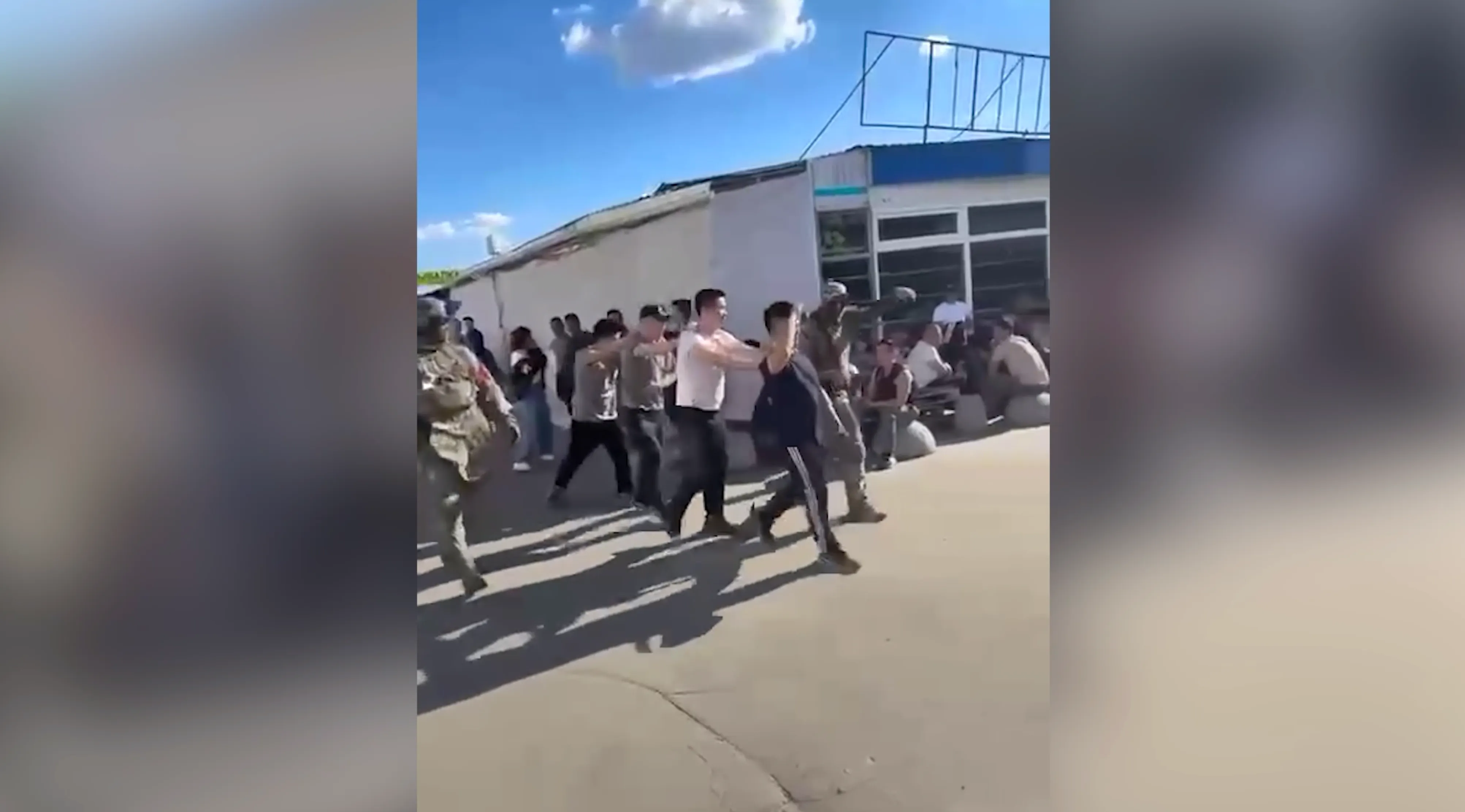 В Воронеже мигрантов-вьетнамцев заставили идти строевым шагом и сняли на видео