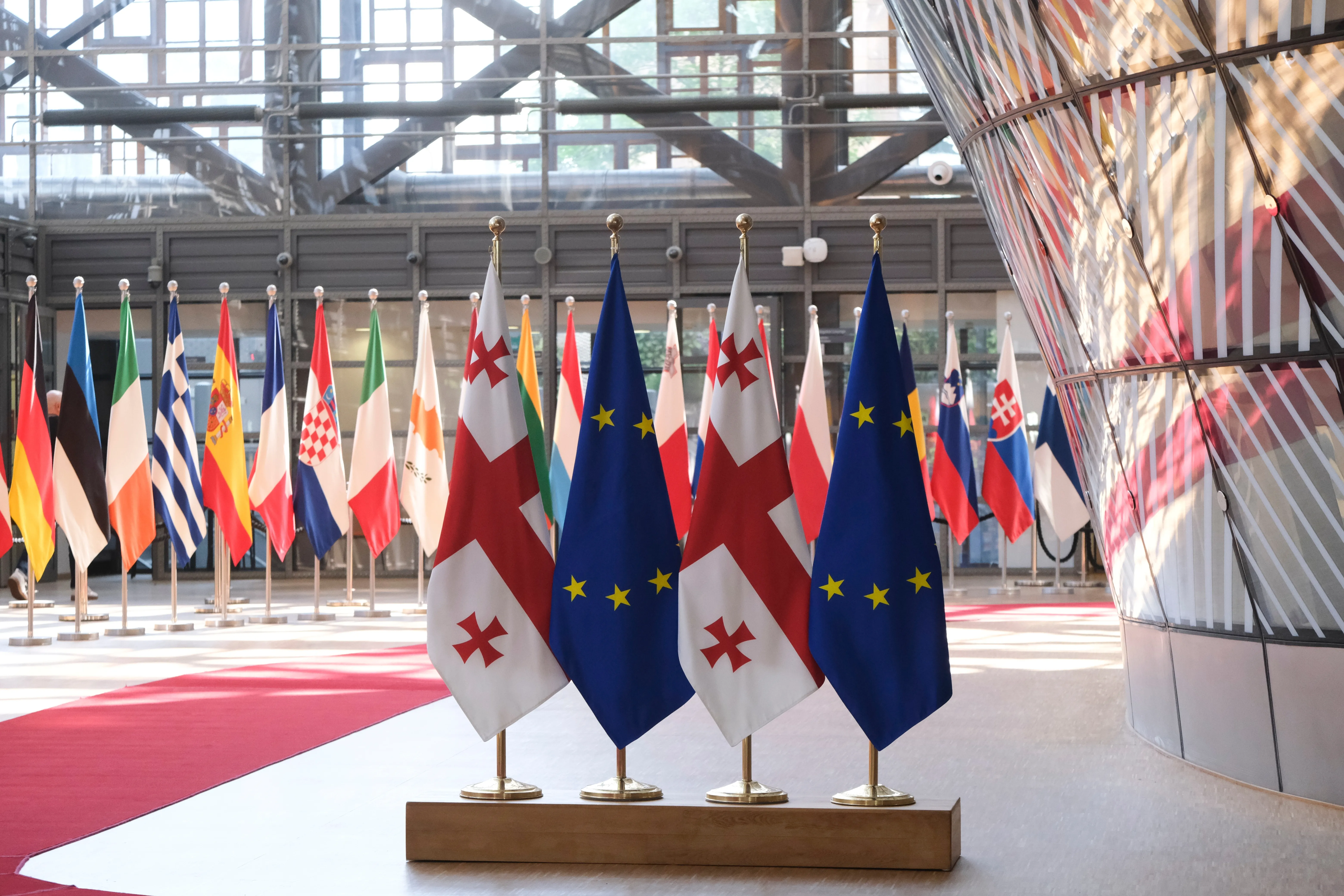 Еврокомиссия понизила статус Грузии в переговорах о вступлении в ЕС