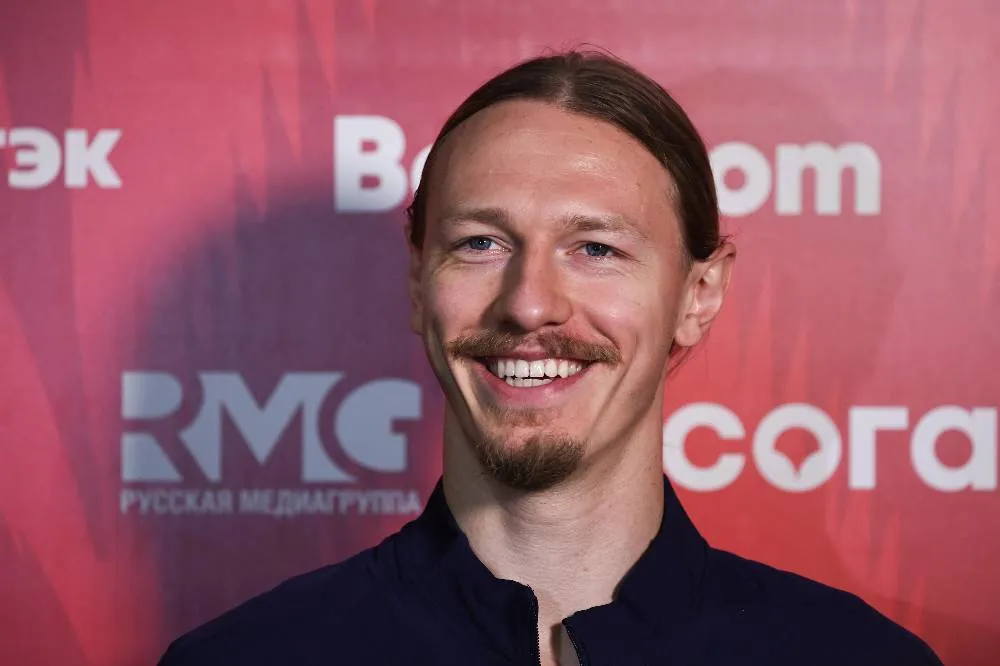 «Я очки только снял»: Сафонов раскрыл детали встречи с Макроном