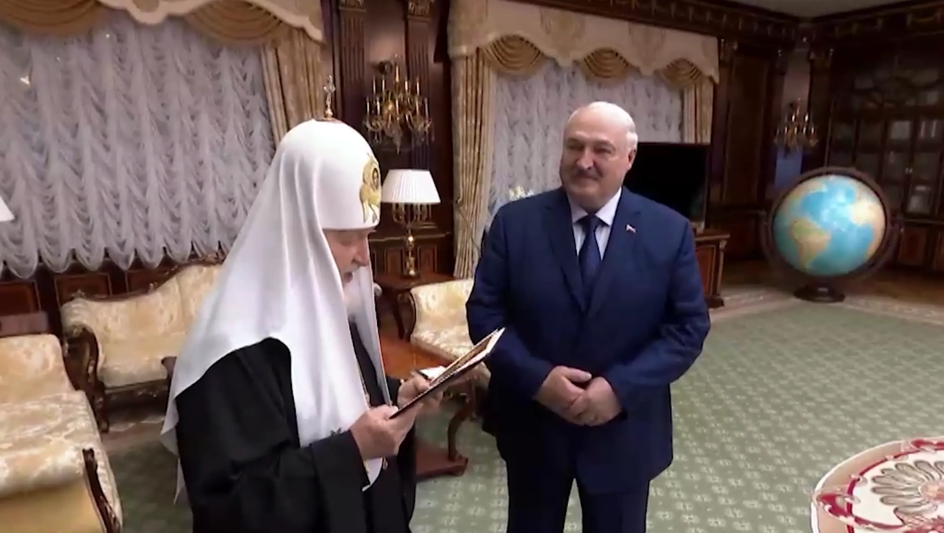 «Достоин»: Патриарх Кирилл вручил Лукашенко высшую награду РПЦ