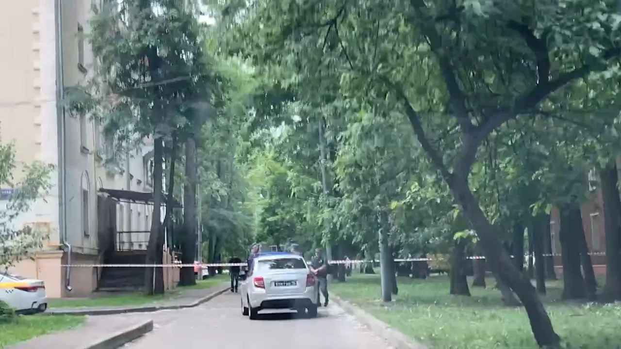 Под машиной на улице Леси Украинки в Кунцево обнаружили подозрительный предмет