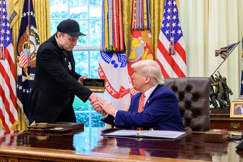 Дмитриев заявил, что многие в России восхищаются мужеством Трампа и Маска