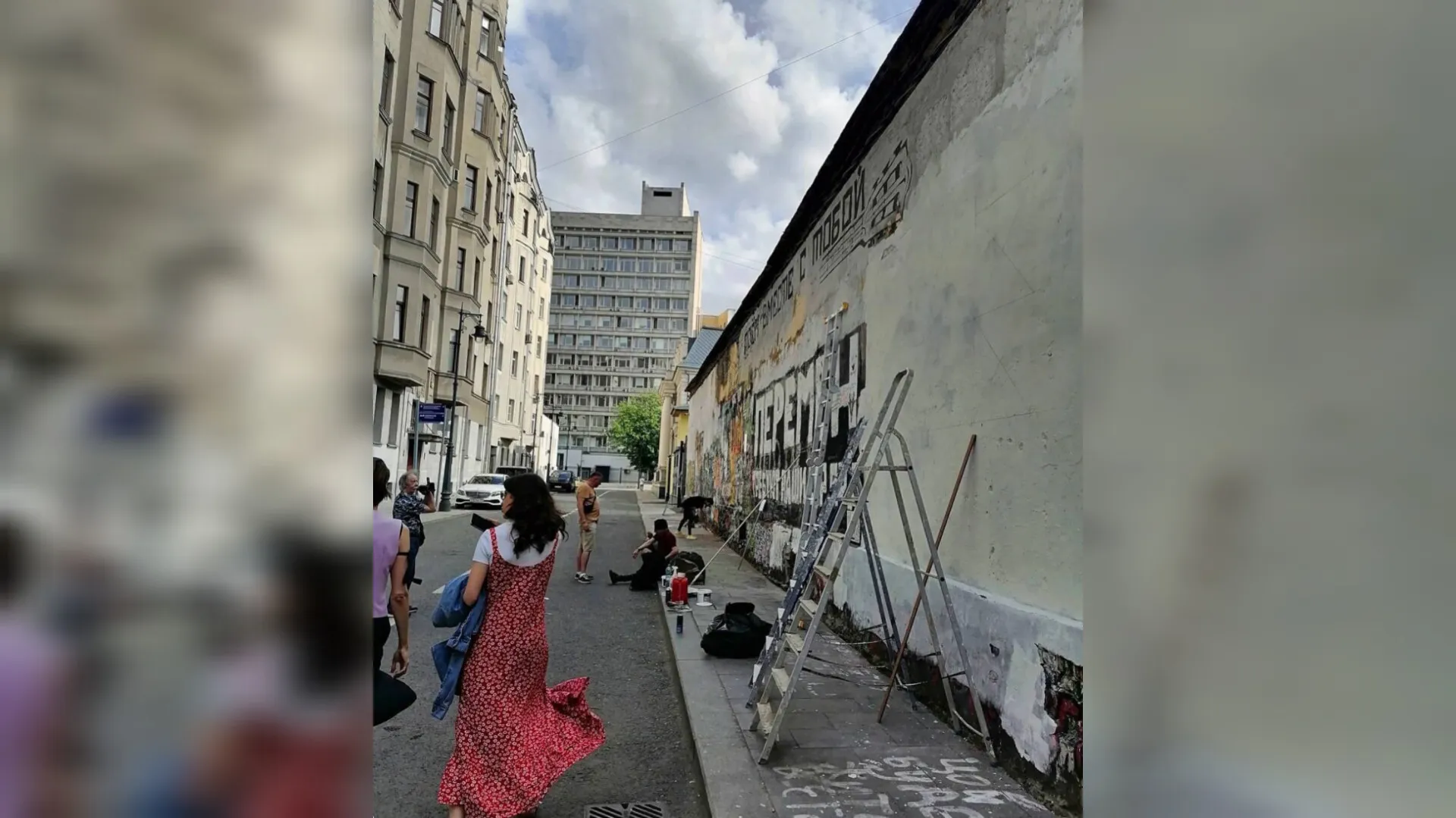 В Москве на Арбате закрашивают стену Цоя 
