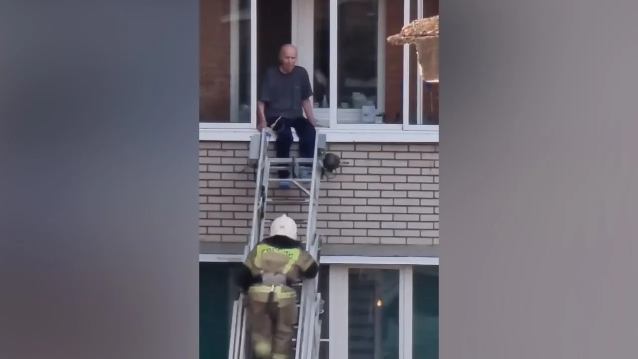«Мы успели»: В Пермском крае спасли дедушку от падения из окна