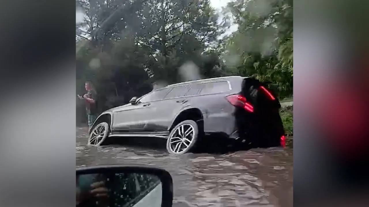 Автомобиль ушёл под смытый ливнем асфальт в Подмосковье, очевидцы сняли видео