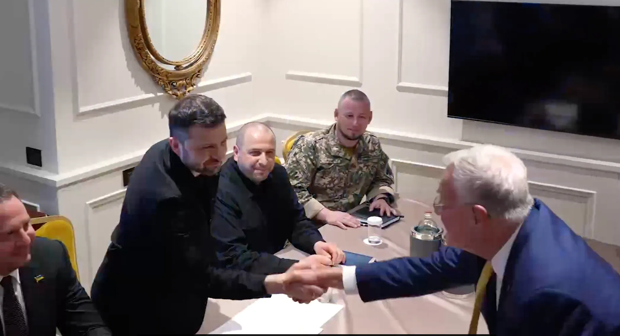Зеленский сбежал с Украины вместе с министром обороны перед рекордным «ударом возмездия»