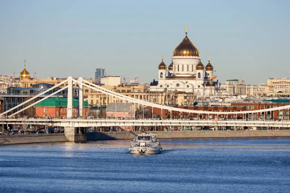 В Москве пьяный мужчина упал с Крымского моста