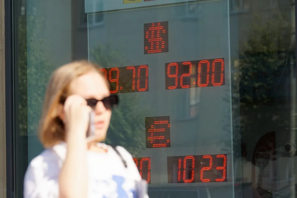 Курс доллара опустился ниже 75 рублей впервые с мая 2023 года