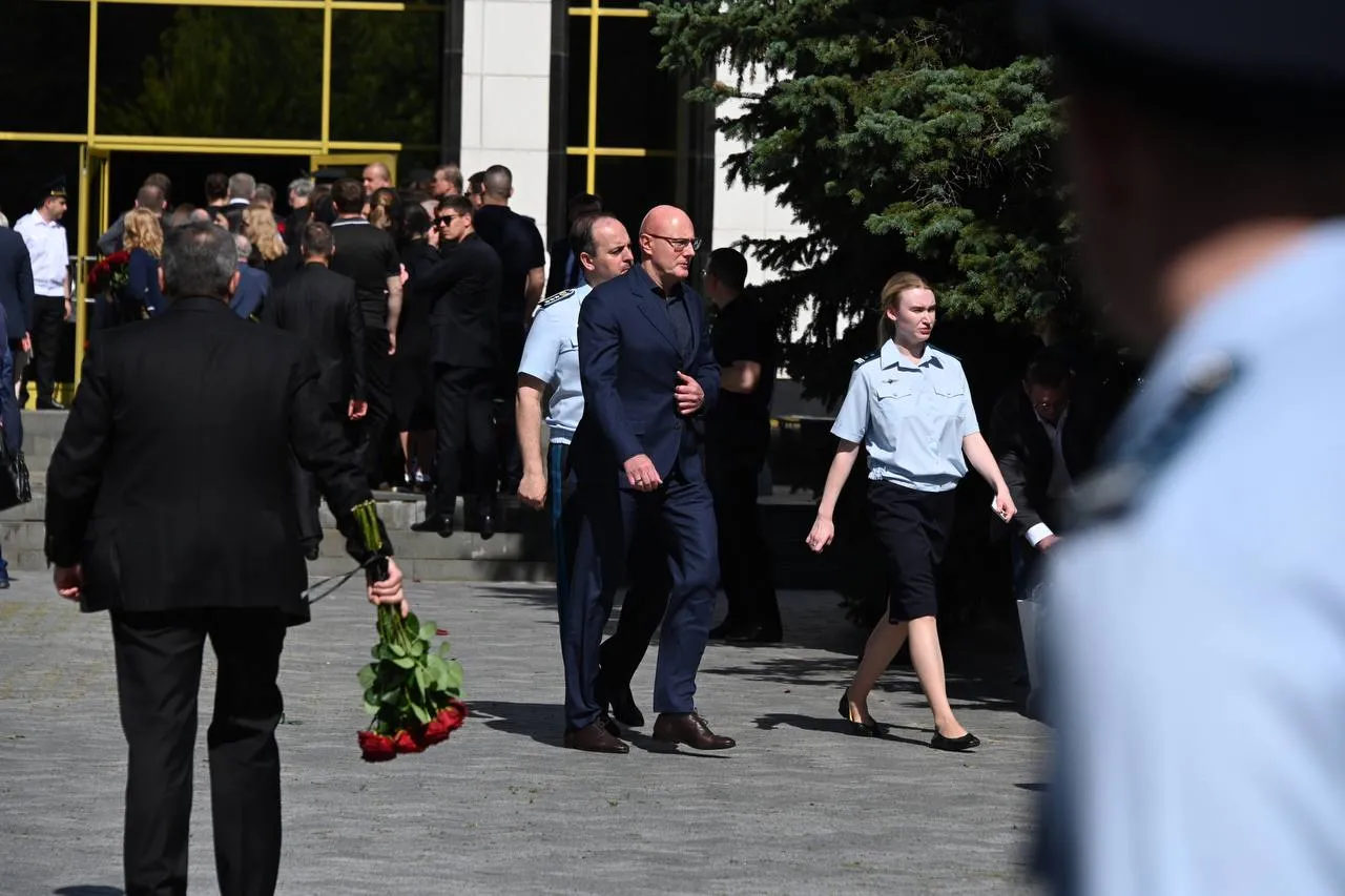 Весь кабмин приехал в кремлёвскую больницу проводить Старовойта в последний путь
