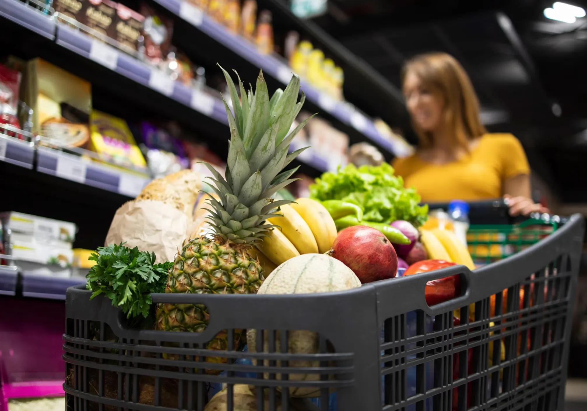 Названы продукты, которые больше всего упали в цене в России