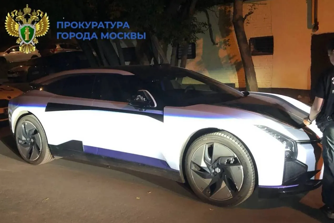 Прокуратура опубликовала фото машины, сбившей людей на Бережковской набережной