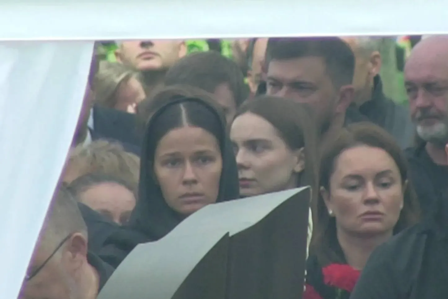 Стояла в сторонке: Возлюбленной Старовойта запретили сидеть рядом с его семьёй на похоронах