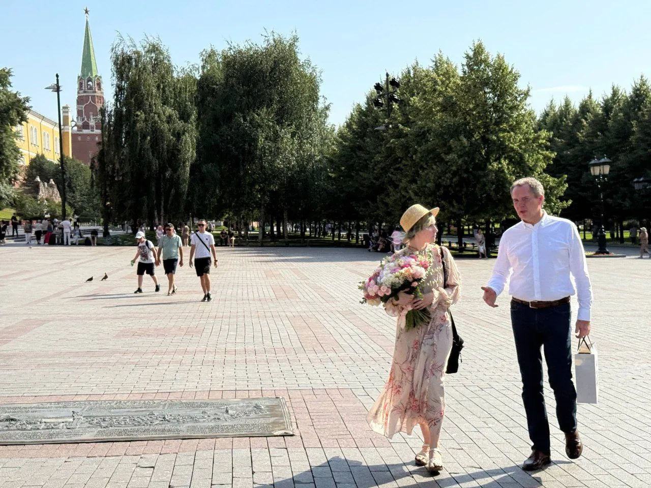 Гладков встретился с художницей, чью картину на ракете ПВО он подарил Путину