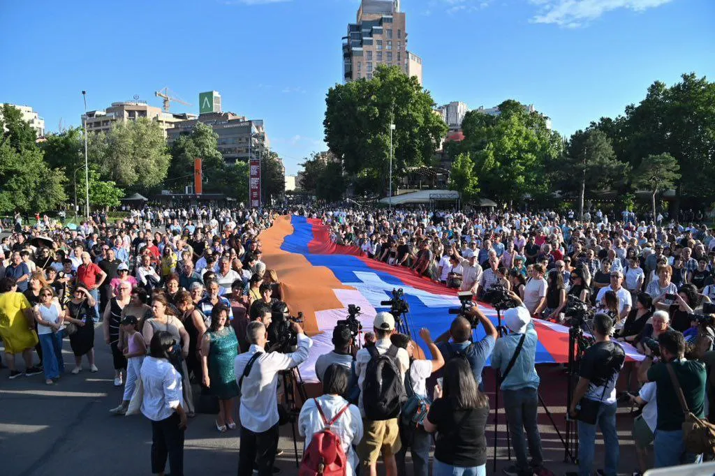 В центре Еревана начался сидячий митинг армянских переселенцев