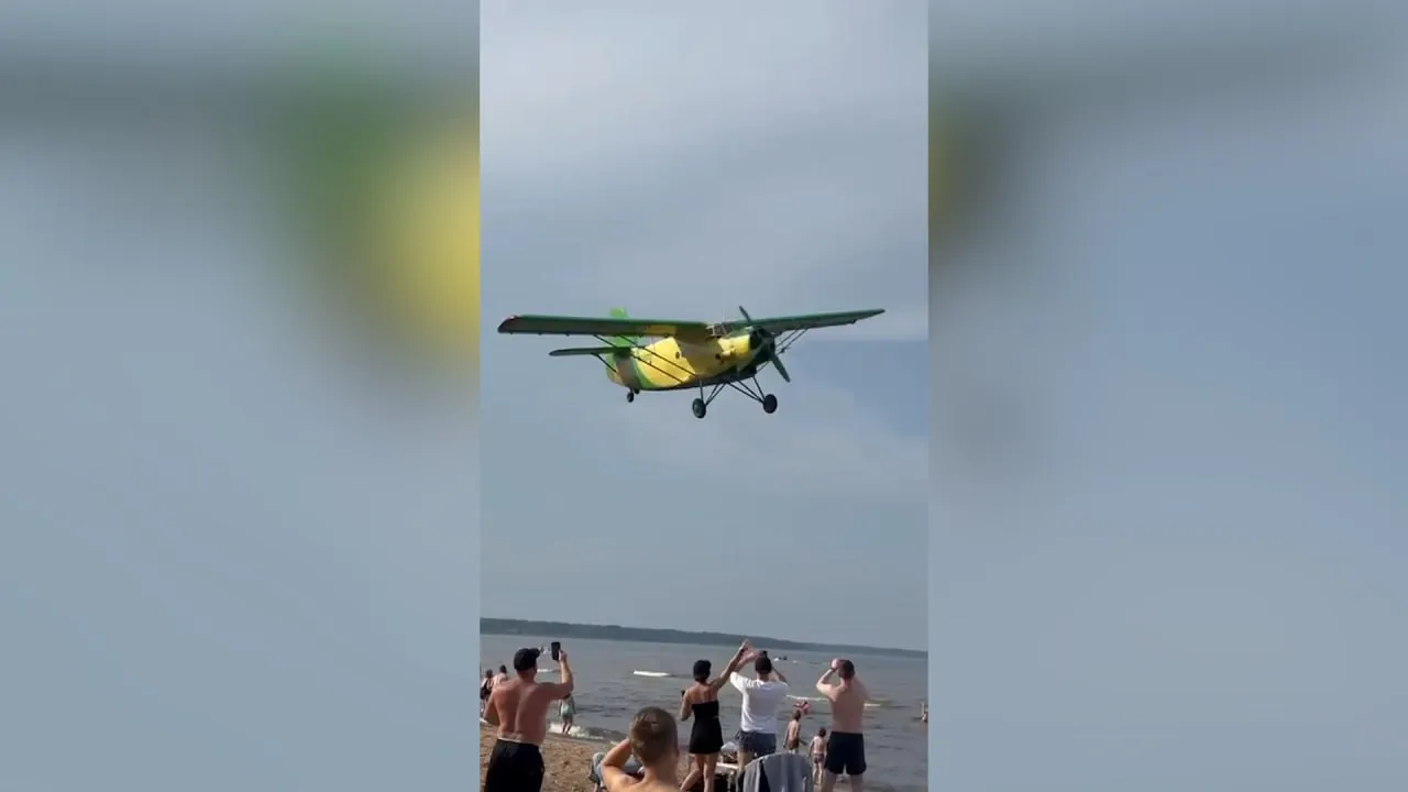 Пляж с адреналином: Самолёт пронёсся над головами отдыхающих в Ленобласти