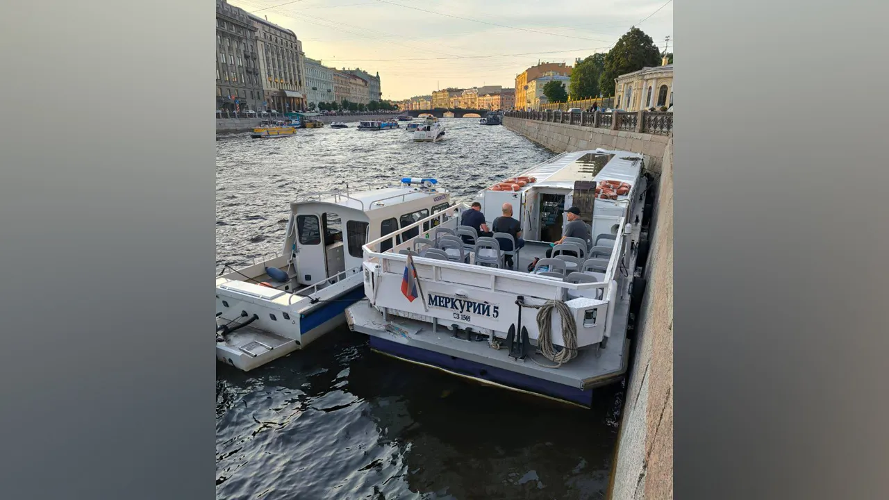 На реке Фонтанка в Санкт-Петербурге столкнулись два маломерных судна