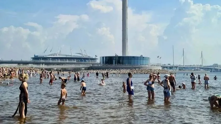 Северная Анапа: Сотни петербуржцев, спасаясь от жары, заполонили пляж парка 300-летия