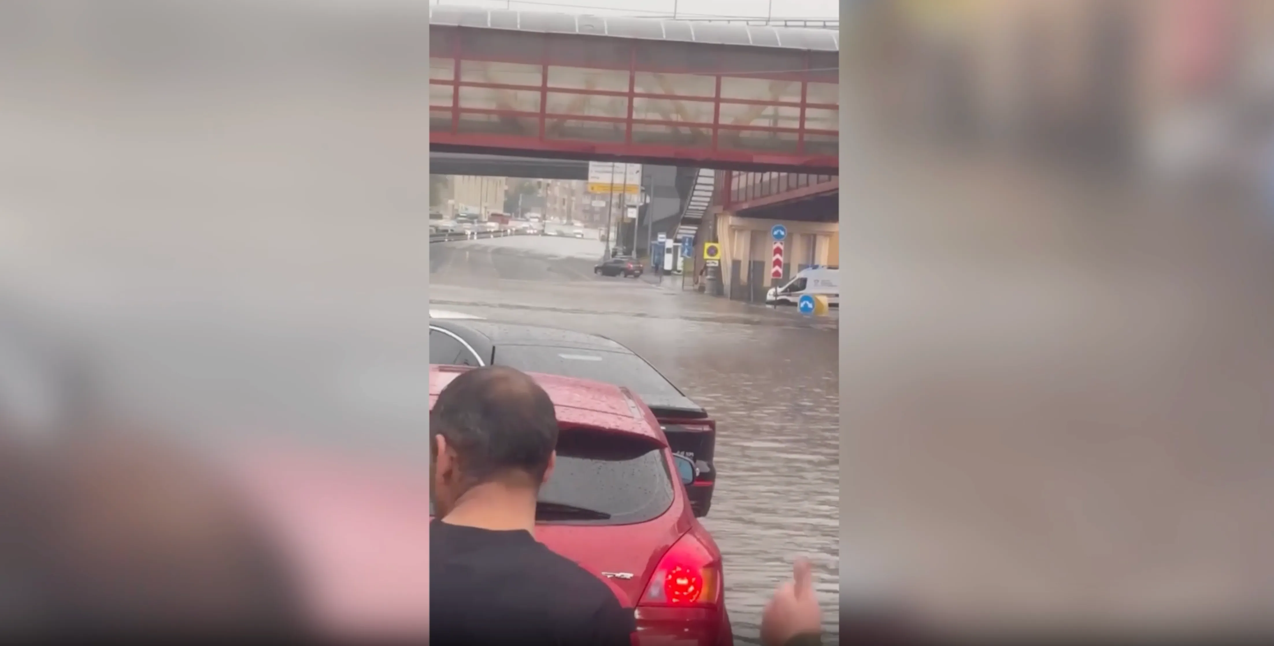 В Москве из-за сильного ливня перекрыли участок Дмитровского шоссе