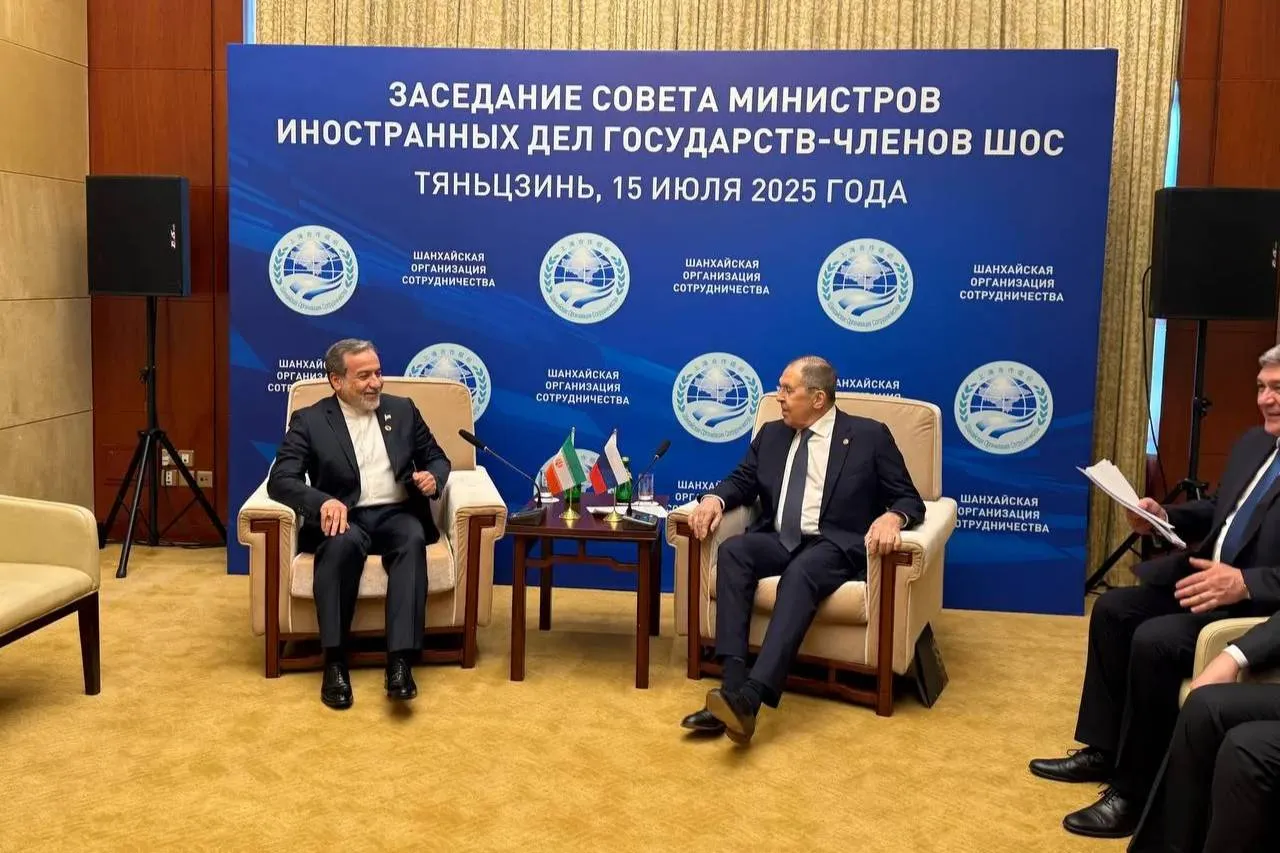 Захарова: Лавров встретился с главой МИД Ирана Аракчи в Тяньцзине