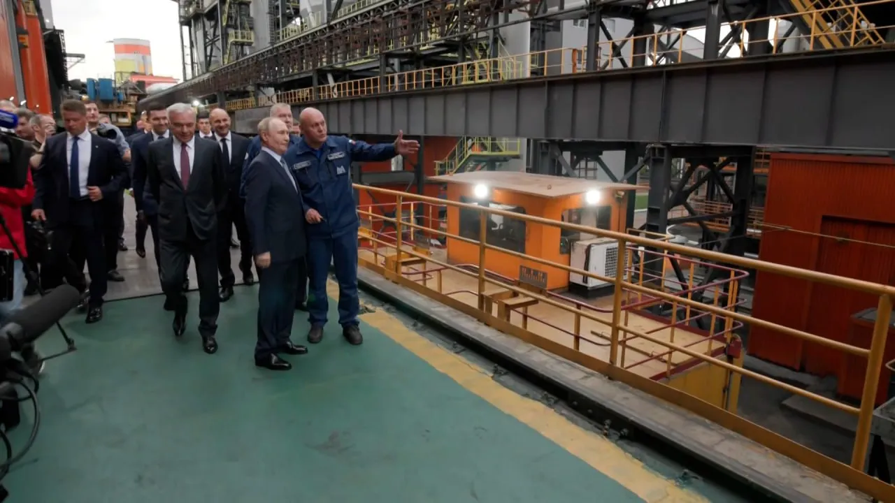 Путину в Магнитогорске показали 32 тонны раскалённого кокса