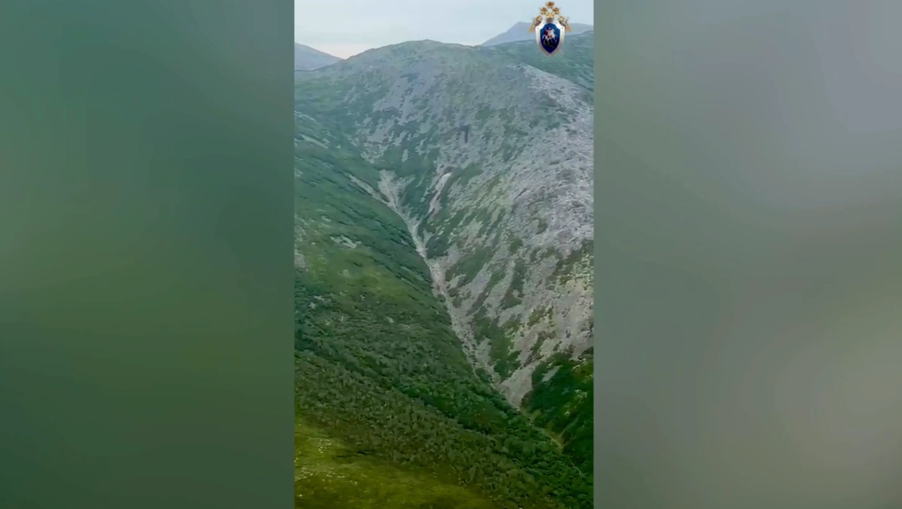 Сгоревший вертолёт Ми-8 сняли на видео на горе под Хабаровском, экипаж на связь не выходит