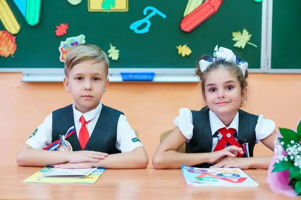 Строго, удобно, по ГОСТу: что нужно знать родителям о школьной форме в 2025 году?