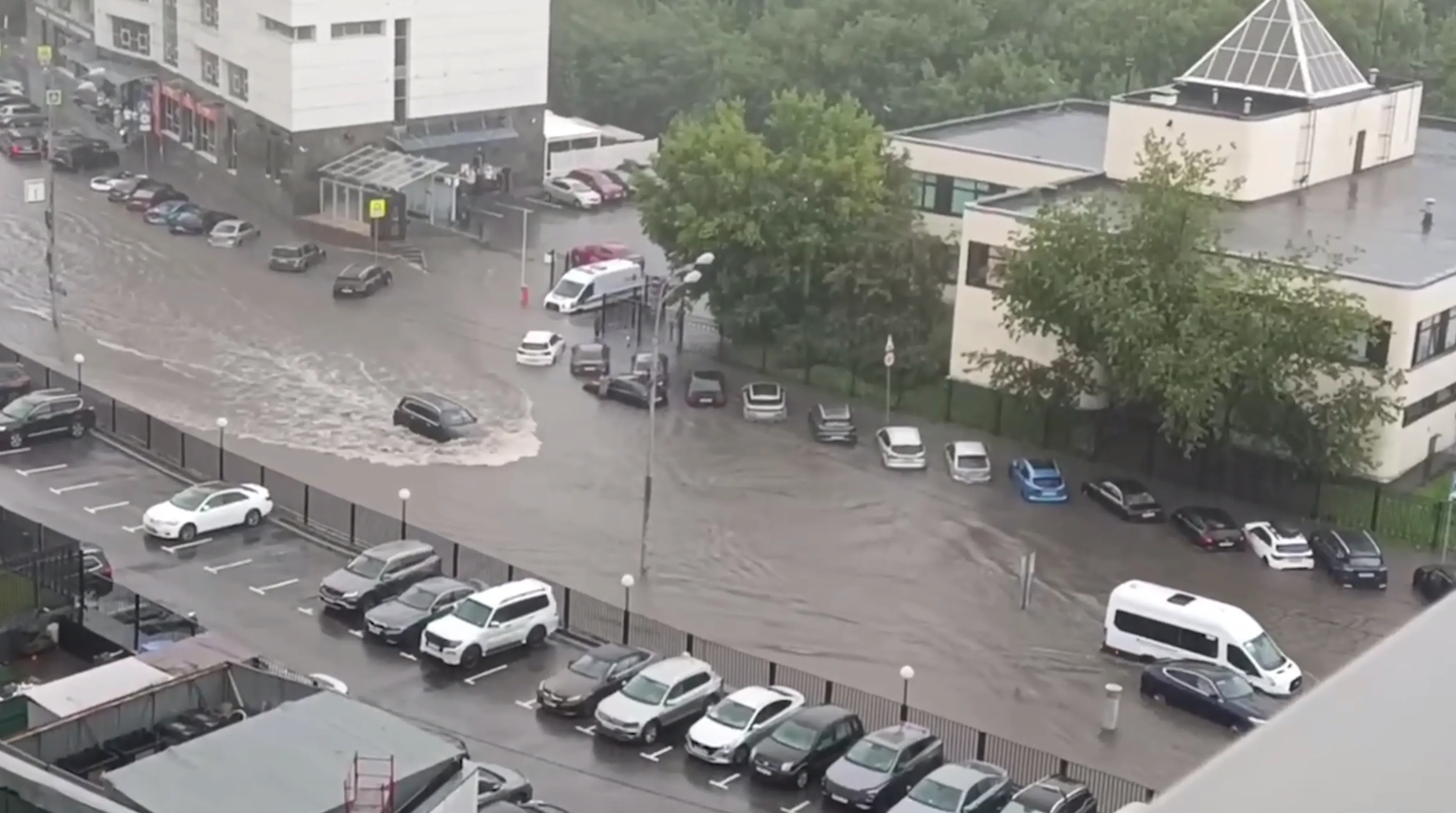 Дороги превратились в каналы: Машины начали уходить под воду в Москве после сильного ливня