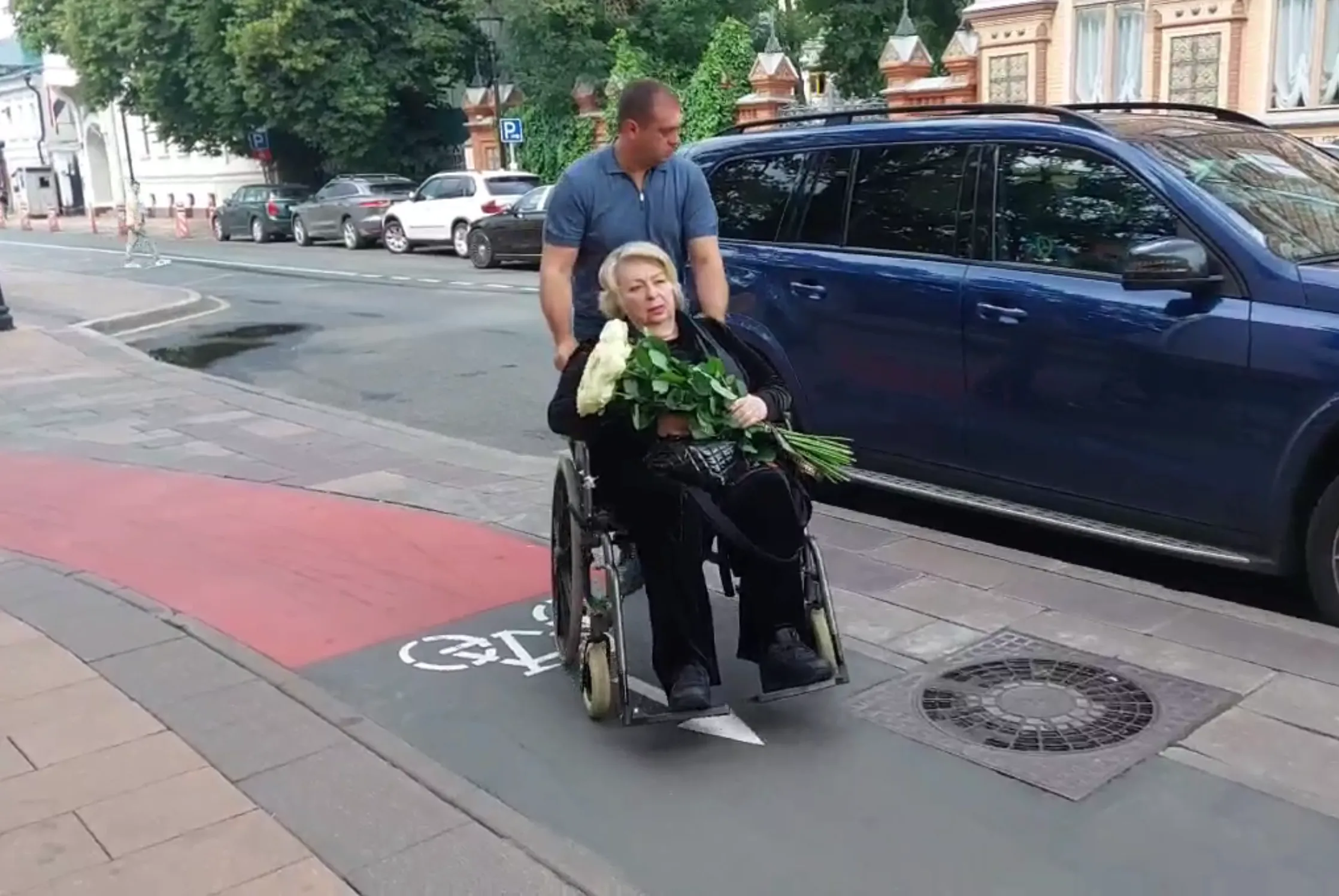 Татьяна Тарасова прибыла проститься с Миттой на инвалидной коляске