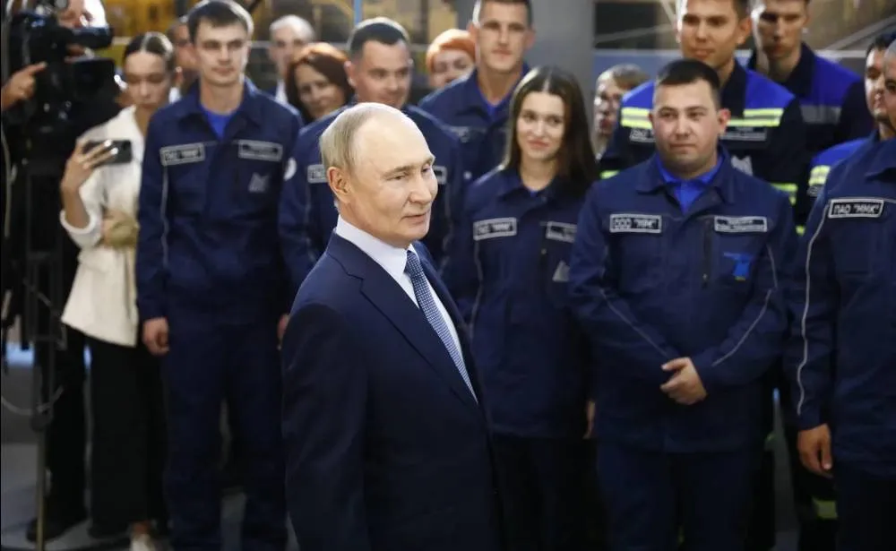 Уровень доверия к Путину и правительству России остаётся высоким