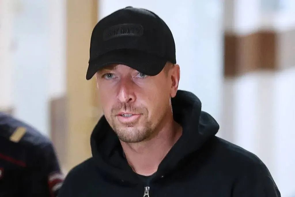 «Внуково, встречай»: Секс-коуч Лесли собрался вернуться в Россию, где его ждёт уголовное дело