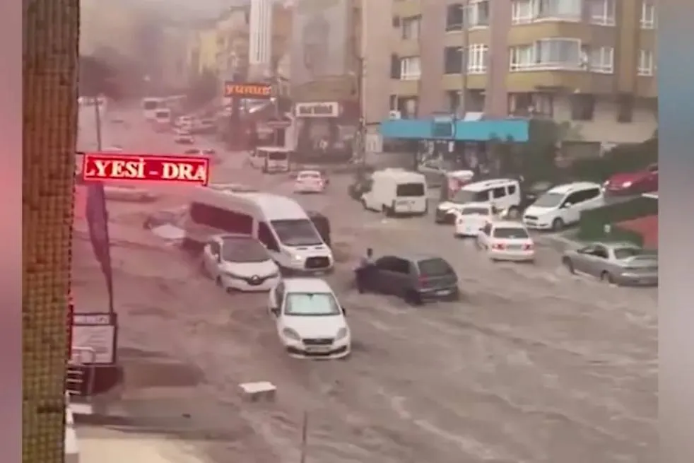 Проливные дожди вызвали затопление улиц и кварталов в Анкаре