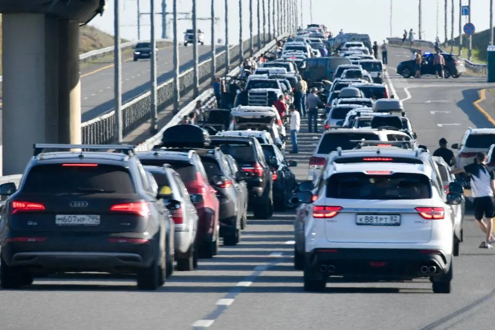 У Крымского моста скопилась очередь из 820 автомобилей