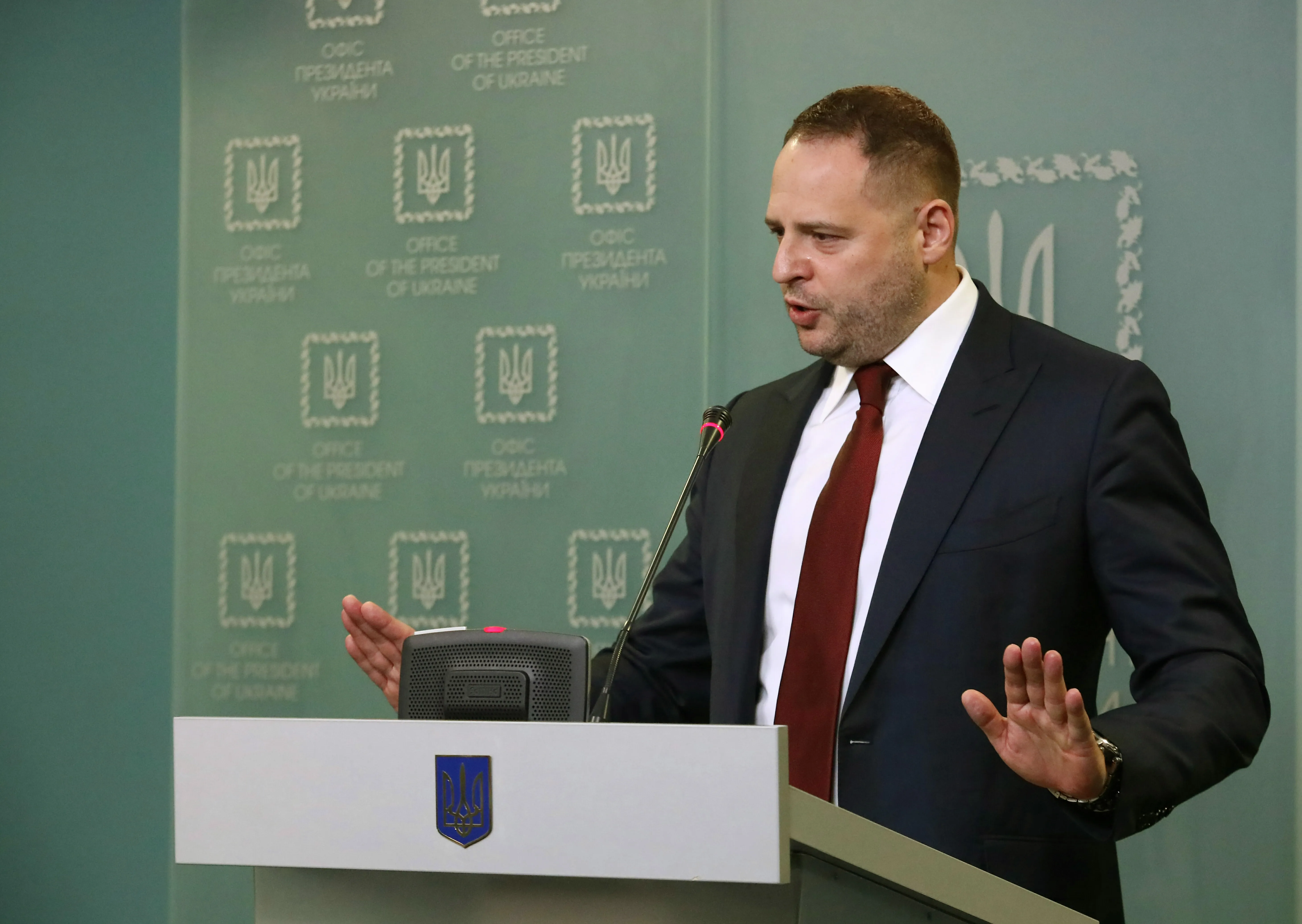 Украинцам запретили паниковать из-за приостановки поставок оружия из США