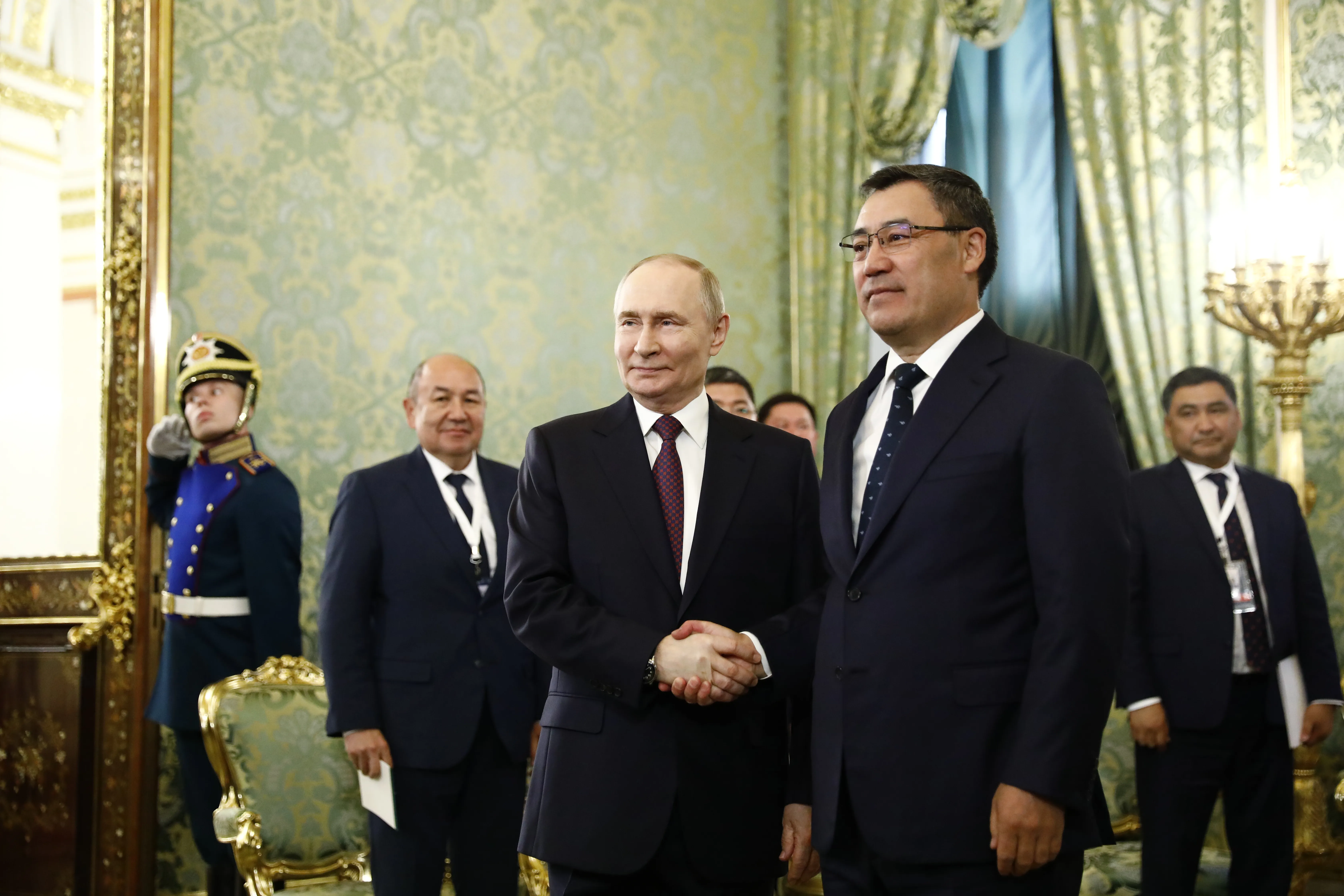 Путин проводит встречу с президентом Киргизии Садыром Жапаровым